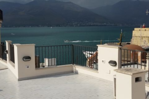 TERRAZZO PRIVATO  – Realizzazione parapetto – Gaeta